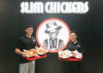 AMIRUL Ashraf Ravi (kiri) bersama Pengarah Pemasaran Slim Chickens Malaysia, Shuen Chiu ketika pembukaan kedua cawangan tersebut di NU sentral baru-baru ini.