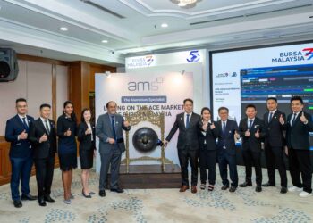 PENGERUSI Bukan Bebas Bukan Eksekutif AMS Advanced Material Berhad, Fazrin Azwar Md Nor (lima dari kiri) bersama Keith Keh Teng Yang (enam dari kanan) serta barisan tetamu kehormat lain pada majlis penyenaraian syarikat itu di Pasaran ACE Bursa Malaysia, hari ini.