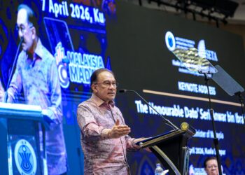 ANWAR Ibrahim berucap pada Dialog Kuala Lumpur-Ankara di Grand Hyatt di sini hari ini. UTUSAN/FARIZ RUSADIO