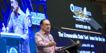 ANWAR Ibrahim berucap pada Dialog Kuala Lumpur-Ankara di Grand Hyatt di sini hari ini. UTUSAN/FARIZ RUSADIO