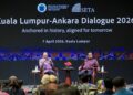ANWAR Ibrahim (kiri) bercakap pada Dialog Kuala Lumpur-Ankara di Grand Hyatt di sini hari ini. UTUSAN/FARIZ RUSADIO
