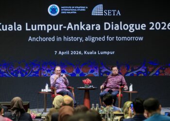 ANWAR Ibrahim (kiri) bercakap pada Dialog Kuala Lumpur-Ankara di Grand Hyatt di sini hari ini. UTUSAN/FARIZ RUSADIO