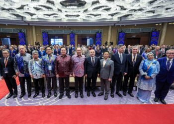 ANWAR Ibrahim (enam kiri) bersama Pengerusi Eksekutif Institut Pengajian Strategik dan Antarabangsa (ISIS) Malaysia, Datuk Professor Dr Mohd Faiz Abdullah (lima kiri) bergambar selepas Dialog Kuala Lumpur-Ankara di Grand Hyatt di sini hari ini. UTUSAN/FARIZ RUSADIO