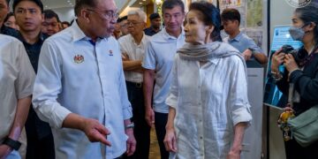 ANWAR Ibrahim semasa menziarahi jenazah mendiang bekas Presiden MCA, Tun Datuk Seri Dr. Ling Liong Sik di Nilai, Negeri Sembilan. PEJABAT PERDANA MENTERI