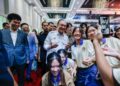 ANWAR Ibrahim bersama pelajar yang hadir pada Program Temu Anwar dan Peluncuran Bangunan Baharu Universiti UCSI di Kuala Lumpur semalam. – UTUSAN/SHIDDIEQIIN ZON