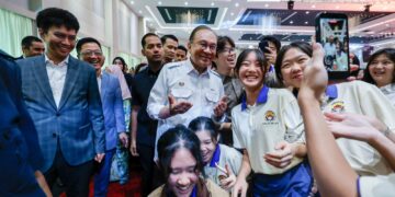 ANWAR Ibrahim bersama pelajar yang hadir pada Program Temu Anwar dan Peluncuran Bangunan Baharu Universiti UCSI di Kuala Lumpur semalam. – UTUSAN/SHIDDIEQIIN ZON
