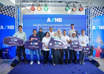 FADZIHAN Abbas Mohamed (tiga kanan) bersama pemenang utama Pandu Impianmu, Gen Labur! (PIGL) serta Pelancaran Pandu Impianmu 2.0 di Ruang Legar Stadium Merdeka, Kuala Lumpur semalam. - UTUSAN/SADDAM YUSOFF