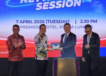 ASYRAF Wajdi Dusuki (dua dari kiri) ketika bertukar cenderahati bersama Menteri Penasihat Hal Ehwal Korporat dan Ekonomi di Kedutaan Besar Republik Rakyat China di Malaysia, Sun Shuqiang sempena Sesi Jaringan Strategik Perniagaan Mara-CECCM, di sini hari ini.