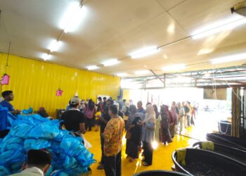 ORANG ramai beratur panjang bagi mendapatkan ayam berharga 90 sen seekor di Profesor Ayam Segar Merbau Patah, Kuala Terengganu, Terengganu. - IHSAN PROFESOR AYAM SEGAR