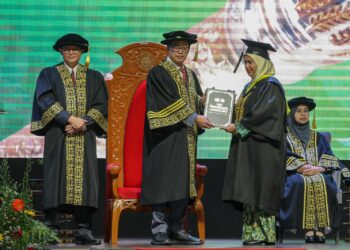 AZAM Baki menyampaikan Sijil Pentauliahan Pegawai Integriti Bertauliah (Sektor Awam) kepada sebahagian penerima yang hadir pada Majlis Konvensyen Pegawai Integriti Bertauliah (CeIO) Ke 12 di Bangi, Selangor hari ini. UTUSAN/AMIR KHALID