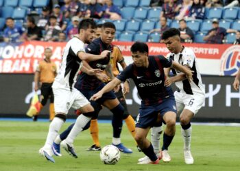 PEMAIN JDT, Afiq Fazail diasak dua pertahanan Terengganu pada aksi Liga Super di Stadium Sultan Ibrahim, Iskandar Puteri, kelamarin.-UTUSAN/RAJA JAAFAR ALI