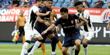 PEMAIN JDT, Afiq Fazail diasak dua pertahanan Terengganu pada aksi Liga Super di Stadium Sultan Ibrahim, Iskandar Puteri, kelamarin.-UTUSAN/RAJA JAAFAR ALI