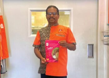 TAJUL Ariffin Abdullah  menunjukkan produk yang berada di bawah rangkaian Al Taj.