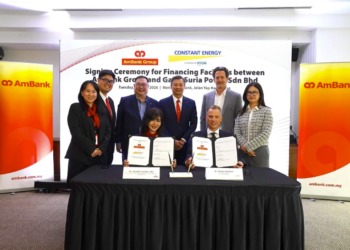 CHRISTOPHER Yap (berdiri, tiga dari kanan) bersama Ketua Pegawai Kewangan Constant Energy, Markus Ganterer (duduk, kanan) bersama Naib Presiden Kanan, Perbankan Komersial 1, Perbankan Perniagaan Kumpulan AmBank, Amanda Lau Meei Jiun (duduk, kiri) ketika majlis menandatangani pembiayaan tersebut baru-baru ini.