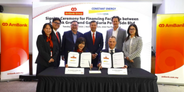 CHRISTOPHER Yap (berdiri, tiga dari kanan) bersama Ketua Pegawai Kewangan Constant Energy, Markus Ganterer (duduk, kanan) bersama Naib Presiden Kanan, Perbankan Komersial 1, Perbankan Perniagaan Kumpulan AmBank, Amanda Lau Meei Jiun (duduk, kiri) ketika majlis menandatangani pembiayaan tersebut baru-baru ini.