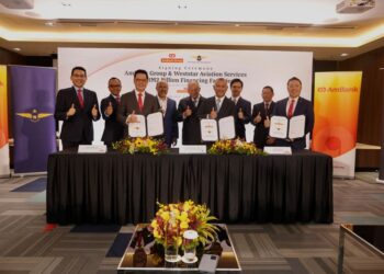 SYED Muhammad Azni Syed Azman (tiga dari kiri) bersama pengurusan tertinggi kumpulan Weststar dan Ambank semasa permeteraian MoU pembiayaan RM2 bilion untuk menyokong fasa pertumbuhan syarikat di sini, semalam.