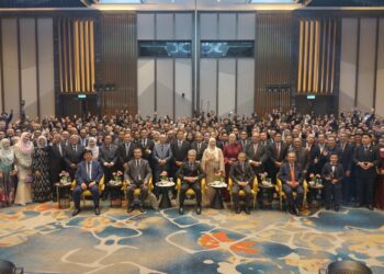 ANESEE Ibrahim (tengah) bergambar kenangan bersama tetamu dan pelajar-pelajar pada majlis  Anugerah TVET STAR POLYCC (ATSP) 2025 di Kuala Lumpur semalam.