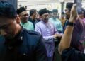ANWAR Ibrahim beramah mesra dengan orang ramai selepas beliau menunaikan solat Jumaat di Masjid Nurussa’adah, Kampung Cheras Baru, Pandan, semalam. – UTUSAN/ISKANDAR ISHAK