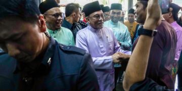 ANWAR Ibrahim beramah mesra dengan orang ramai selepas beliau menunaikan solat Jumaat di Masjid Nurussa’adah, Kampung Cheras Baru, Pandan, semalam. – UTUSAN/ISKANDAR ISHAK