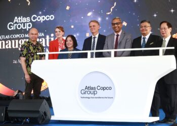 KHALID Shaikh (tiga, kanan) bersama Duta Besar Sweden ke Malaysia, Niklas Wiberg (empat, kiri) semasa gimik perasmian Atlas Copco dan MIDA Integrated Regional Hub di Alam Impian Seksyen 35, Shah Alam. UTUSAN/AFIQ RAZALI