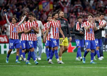 PEMAIN Atletico Madrid meraikan kejayaan mereka mara ke separuh akhir Liga Juara-Juara, semalam. - AFP