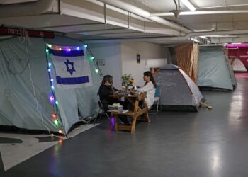 PENDUDUK berlindung di parkir bawah tanah yang menjadi pusat perlindungan perang Iran pada 7 April lalu di Tel Aviv. - AFP