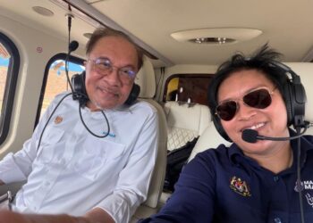 ANWAR Ibrahim ‘melawat’ pulau Batu Puteh  bersama Menteri di Jabatan Perdana Menteri (Undang-Undang dan Reformasi Institusi), Datuk Seri Azalina Othman Said menaiki helikopter  selepas Majlis Peluncuran Kolej Vokasional Pengerang, semalam. PLATFORM X/AZALINA OTHMAN SAID