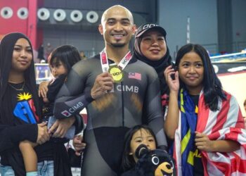 Mohd Azizulhasni Awang bersama keluarganya selepas upacara penyampaian pingat acara keirin Kejohanan Trek Piala Dunia di Velodrom Nasional Nilai, baru-baru ini. - UTUSAN/ISKANDAR ISHAK