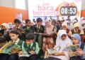 Fadhlina Sidek bersama pelajar sekolah dalam sesi Jom Baca Bersama selama 10 minit semasa pelancaran Program Kota Baca 2026 di Perpustakaan Kuala Lumpur, Dataran Merdeka semalam. – UTUSAN/AMIR KHALID