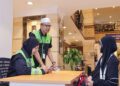 AZRISHAM Mahmad bersama petugas haji membantu urusan khidmat pelanggan jemaah di Hotel Al-Tayseer, Mekah, Arab Saudi.