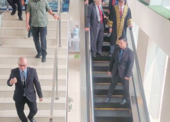 AZAM Baki dikawal oleh skuad taktikal khas Suruhanjaya Pencegahan Rasuah Malaysia dalam konvokesyen CeIO di Bangi semalam.