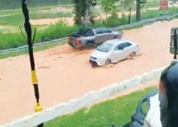 KEADAAN banjir lumpur di Cameron Highlands kelmarin berikutan hujan lebat.