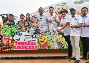 AMIRUDIN Shari dan Ng Suee Lim bersama pengunjung Festival Sawah Padi Sekinchan dekat Terminal Sekinchan di Sabak Bernam, Selangor semalan. – UTUSAN/AFIQ RAZALI