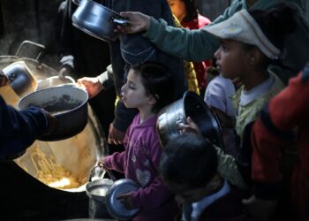 KANAK-kanak Palestin beratur panjang untuk mendapatkan makanan sumbangan pertubuhan kebajikan di Kem Pelarian Nuseirat, Gaza berikutan tindakan tentera ZIonis menghalang lebih 500 lori yang membawa bantuan kemanusiaan memasuki kawasan tersebut. -AFP