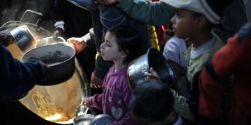 KANAK-kanak Palestin beratur panjang untuk mendapatkan makanan sumbangan pertubuhan kebajikan di Kem Pelarian Nuseirat, Gaza berikutan tindakan tentera ZIonis menghalang lebih 500 lori yang membawa bantuan kemanusiaan memasuki kawasan tersebut. -AFP