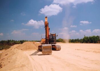 KENAIKAN harga diesel memberikan kesan kepada kepada peningkatan kos dalam menggerakkan jentera bagi melaksanakan projek di tapak pembinaan. – UTUSAN/KAMARUL BISMI KAMARUZAMAN