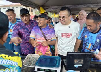STEVEN Sim Chee Keong (dua, kanan) dalam program Jualan Madani Koperasi & Usahawan @Bertam di Kepala Batas, Pulau Pinang, semalam.-UTUSAN/ISWAN SHAFIQ ISA