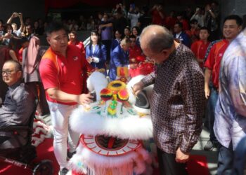 WAN ROSDY Wan Ismail (kanan) melakukan simbolik mewarnakan mata naga sempena perasmian AK Antara Signature Mall Genting Highlands, Bentong, Pahang semalan. - UTUSAN/SALEHUDIN MAT RASAD