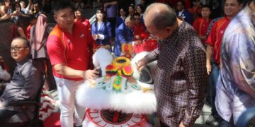 WAN ROSDY Wan Ismail (kanan) melakukan simbolik mewarnakan mata naga sempena perasmian AK Antara Signature Mall Genting Highlands, Bentong, Pahang semalan. - UTUSAN/SALEHUDIN MAT RASAD