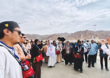 JEMAAH haji Malaysia diberi penerangan tentang sejarah Bukit Uhud semasa melakukan ziarah di luar Madinah, semalam.