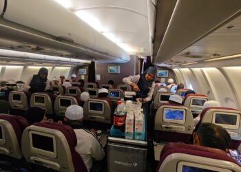 Anak-anak kapal Amal memberi layanan mesra ibarat ibu bapa sendiri kepada bakal-bakal haji dalam perjalanan ke Madinah, baru-baru ini.