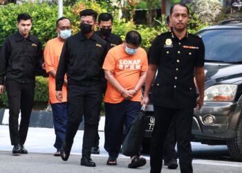DUA termasuk seorang timbalan pengerusi sebuah NGO dibawa ke Mahkamah Majistret bagi permohonan reman berhubung siasatan penyelewengan wang sumbangan kira-kira RM230 juta di Shah Alam, Selangor, semalam. – UTUSAN/AFIQ RAZALI
