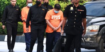 DUA termasuk seorang timbalan pengerusi sebuah NGO dibawa ke Mahkamah Majistret bagi permohonan reman berhubung siasatan penyelewengan wang sumbangan kira-kira RM230 juta di Shah Alam, Selangor, semalam. – UTUSAN/AFIQ RAZALI