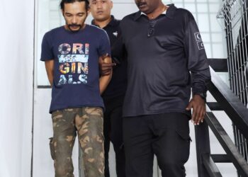 MOHD. Yusof Mat Yatim (kiri) didakwa di Mahkamah Sesyen Ipoh hari ini atas pertuduhan cuba membunuh isterinya dalam kejadian di sebuah rumah di Taman Changkat Lada Raya, Kampung Gajah minggu lalu.