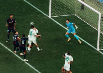 PEMAIN Tengah Al-Ahli, Franck Kessie menanduk bola ke gawang JDT dalam aksi suku akhir Liga Juara-Juara Asia Elite di Stadium King Abdullah Sports City, kelmarin.-IHSAN FB AL-AHLI