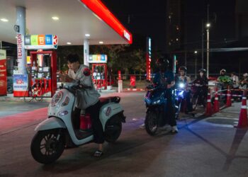 PERANG Iran telah menyebabkan kenaikan harga bahan api di Thailand. - AFP