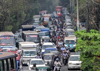 SEJUMLAH kenderaan berbaris untuk mengisi minyak di Dhaka. - AFP