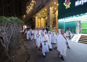 JEMAAH Malaysia yang menginap di Hotel Al-Tayser, Mekah bergerak untuk menunaikan ibadah umrah di Masjidil Haram.