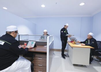 PEMBIMBING Ibadat Haji Tanah Suci (Pihtas) menjawab soalan
kemusykilan oleh para jemaah menerusi aplikasi e-TAIB di Pejabat
Operasi Tabung Haji (TH) di Mekah, semalam.