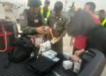 UNIT Pemusnah Bom Polis Wilayah Krabi memeriksa bagasi penumpang sebuah pesawat AirAsia di Lapangan Terbang Antarabangsa Krabi, Thailand selepas seorang lelaki bergurau mengatakan ada bom di dalam begnya. - IHSAN POLIS
